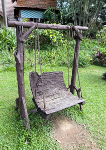 椅子座位休息在农舍花园里玩耍的旧木板和金属链与复制空间的前视面一起摆动装配图片