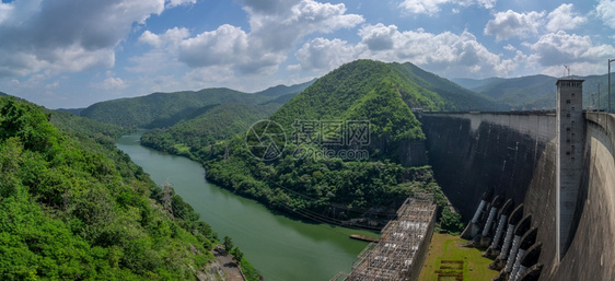 天空建造以前称为Yanhi大坝的Bhumibol大坝是为了封锁泰国Tak省SamNgao区Ping河电气力量图片