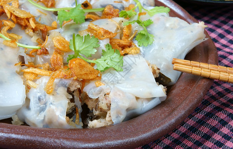 午餐床单越南食物BanhCuon名为大米面卷或滚饼是用稻粉制成的包括蘑菇猪肉配有越南香肠切黄瓜豆芽和酱汁面条图片