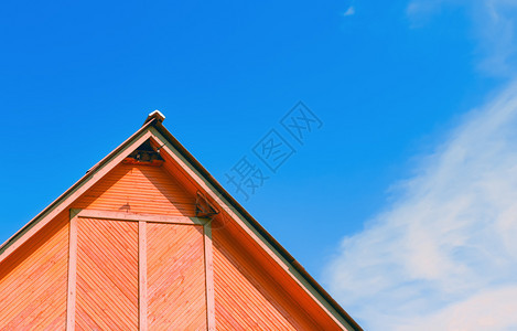 家自然优质的绿色橙木制建筑的顶部碎片屋下有燕巢面对蓝天云层空间可复制有选择地聚焦鲁斯提克木制建筑顶楼对天空图片