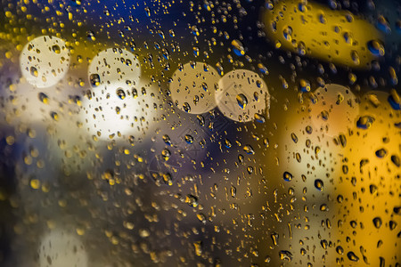 梦清晨晚上在窗户下雨家中夜间或晚上在寒下雨当水外面时滴在玻璃表面的湿上什么时候散景图片