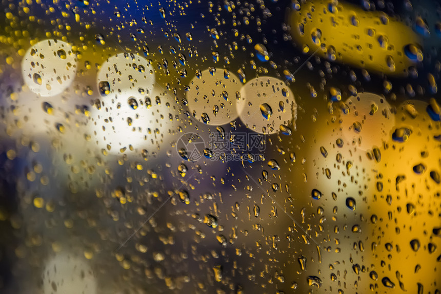 梦清晨晚上在窗户下雨家中夜间或晚上在寒下雨当水外面时滴在玻璃表面的湿上什么时候散景图片