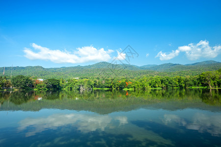 AngKaewChangiMai大学森林山蓝天背景白云山林自然之路的一幅景图树农村太阳图片