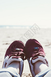 沙滩上穿运动鞋的人特写图片