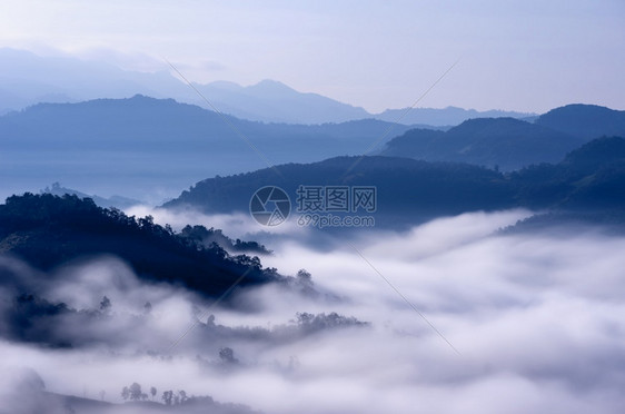 早晨绿色泰国北部山谷美丽的清晨雾梅洪孙潘加宝美丽雾山上有温暖的光芒风多雾路段图片