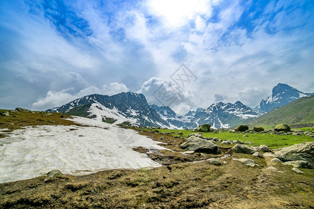 雄伟的具有绿地雪山谷图片