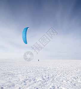 冬季雪地风筝冲浪者图片