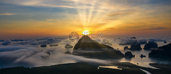 美丽旅游在泰国Phangnga的SametNangchee观察点看到空中景象全地貌石灰岩和晨雾以及蓝天日出爬坡道图片