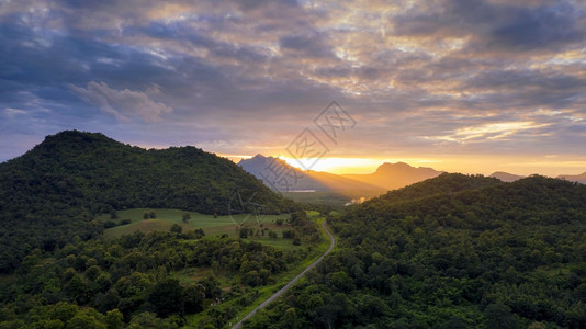 风景天线多雾路段塔伊兰以北山脉上美丽的空中景色日落美丽绿色森林景观其铁轨位于山上的空中景色下日落在山上图片