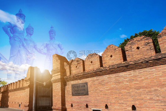 佛教艺术崇拜ThaPheeGate清迈旧城古墙和泰国北部清迈三王纪念碑建设者抽象背景图片