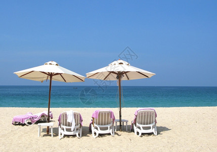 海滨时间普吉岛邦道海滩上的太阳雨伞和椅子有条纹的图片