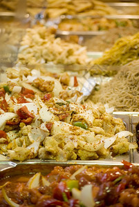 用餐泰国市场摊位上新鲜准备的东方菜盘美味图片