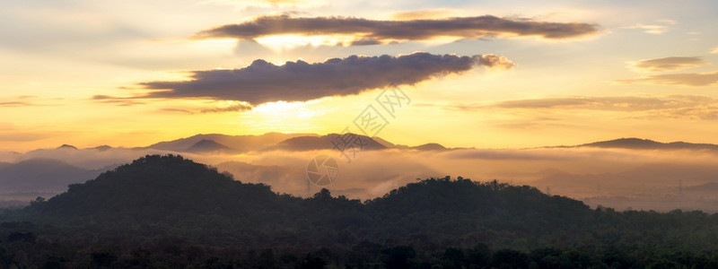 日出夏天清晨风景的空中视图全景和包括泰国兰邦Lampang省MaeMoh电厂附近的山脉云雾和美丽的太阳以及清晨风景的全顶峰图片