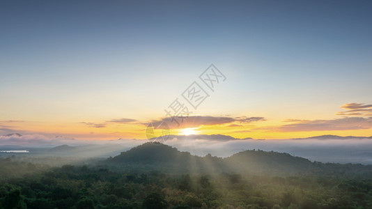 日落冒险清晨风景的空中视图包括泰国兰邦MaeMoh发电厂附近的山峰云雾和美丽的太阳以及清晨风景的全泰国仰光省MaeMoh电厂附近图片