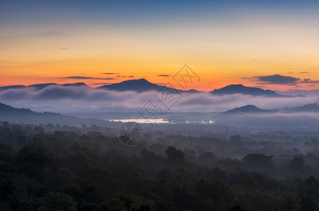 晚上清晨风景的空中视图包括泰国兰邦MaeMoh发电厂附近的山峰云雾和美丽的太阳以及清晨风景的全泰国仰光省MaeMoh电厂附近日落图片