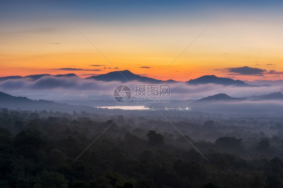 晚上清晨风景的空中视图包括泰国兰邦MaeMoh发电厂附近的山峰云雾和美丽的太阳以及清晨风景的全泰国仰光省MaeMoh电厂附近日落图片