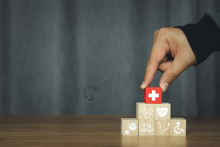 手握红色木块加号图标排列保健和医疗概念险健康患者当心医院治疗家庭安全医学保护疗的药品谨防图片
