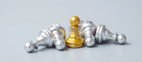 力量银挑战金象棋当场数字与激烈或反对战略成功管理商业规划破坏赢和领导理念的人群格外突出图片
