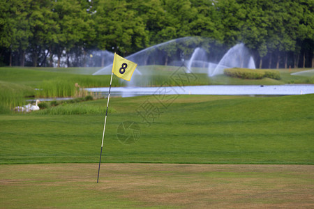 风中旗子湖上和供水系统的旗帜是乌克兰豪华度假胜地上美丽的高尔夫球场背景一个高尔夫球场的支票印记标志着另一个洞草地优雅浇水图片