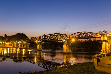 金属铁深夜泰国坎沙那布里桥川水河的风景是一个著名的地点和旅游目建造图片