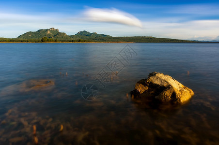 自然放晚上好美丽的风景和日落前岩石的美丽景观天空在移动梅坎大坝莫赫区MaeKham大坝兰邦省Lampang省平滑的水晶石薄雾图片