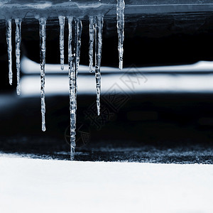 降雪冬天户外汽车上美丽的冰锥冬季概念和危险的冬季交通车辆在路上的冬季交通图片