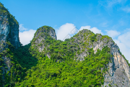 晴天越南东亚哈隆湾的洛基山HalongBay蓝色的风景优美图片