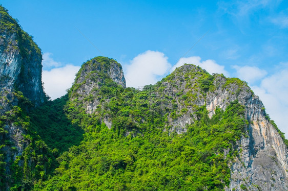 晴天越南东亚哈隆湾的洛基山HalongBay蓝色的风景优美图片