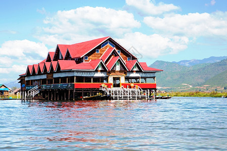缅甸内尔湖NileLake的竹棍屋住宅子反射图片
