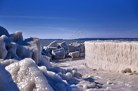 寒冷的灯塔和码头在暴风寒冬日自然戏剧岩石图片