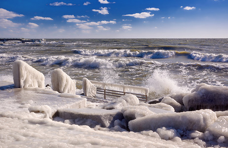 寒冷的灯塔和码头在暴风寒冬日自由危险岬图片