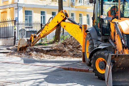 在公路上工作的挖土机图片