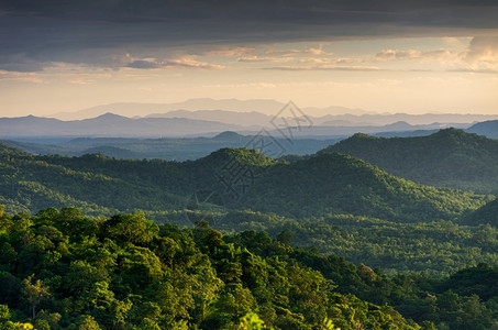 森林煤炭阳光山峰上美丽的景色日落泰国山的温暖光照着泰国MeeMohLampang图片