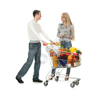 大车账单产品微笑的年轻夫妇与购物车一起站在满是食物和饮料图片