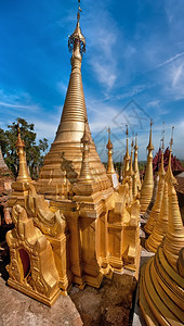 恢复历史的缅甸掸邦内莱湖蓝天印地安人村上方的ShweIndeinPagoda遗产图片