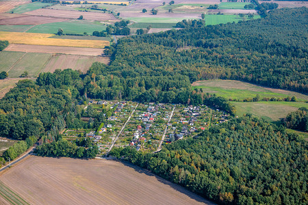 照片空中观察小林间可耕地中的一个分配用花园的聚居地在小林间农民土地图片