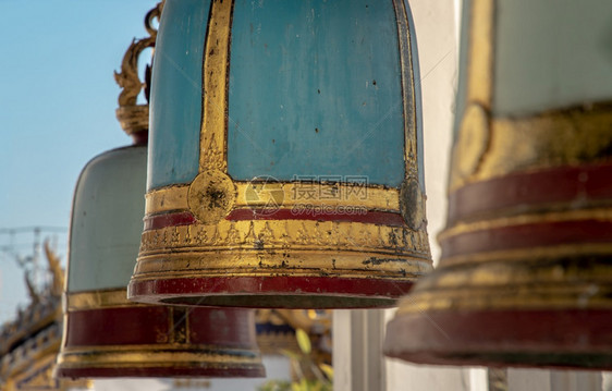 哪一个美丽的户外古老钟声挂在泰寺庙门外的柱子上相信敲铃的人会得到好运有选择地集中注意力图片