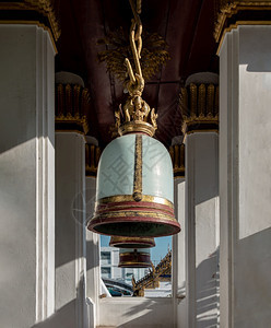 传统的正面古老钟声挂在泰寺庙门外的柱子上相信敲铃的人会得到好运有选择地集中注意力建筑学图片