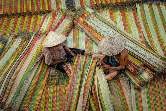 材料丰富多彩的木制越南老情人工匠在古传统村落制作维特南垫子的顶级观景以dinh日元dongthapvietnam传统艺术家概念为图片