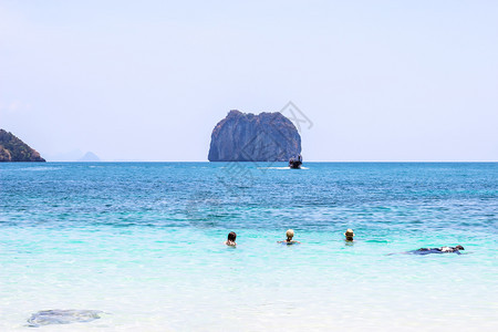 白色的位于泰国Krabi省安达曼海滨公园的KohHong群岛旅游泳和潜水以放松休闲户外支撑图片
