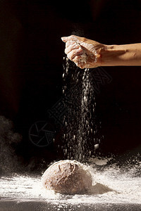 面粉烤包清晰和高品质的美容光手优质照片概念优美图笑生的碗图片