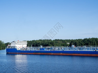 一种俄罗斯维尔河俄罗2019年6月5日在一条通航河流上漂浮的油轮金属背景图片
