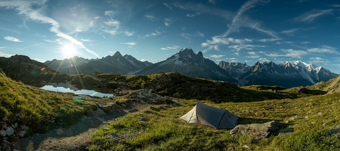 法国阿尔卑斯山的勃朗峰前有帐篷图片