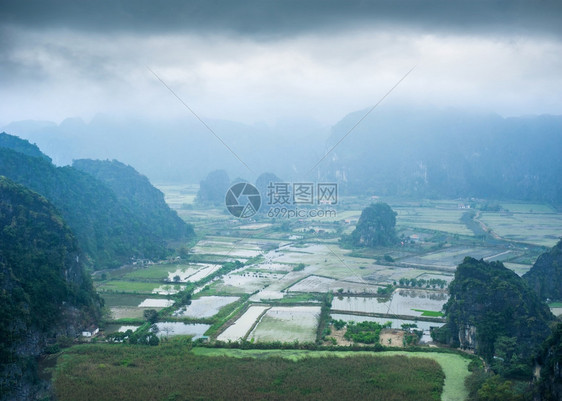 景观大米田和越南村的令人惊叹全景在越南旅游地和目的NinhBinh大雾中的石灰岩戏剧爬坡道图片