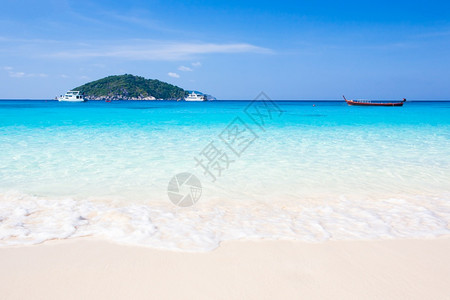 国民海景阳光日照耀的热带海洋风景松动的海水和浅蓝天空岛屿和船只背景的西米兰群岛泰国安达曼海西米兰群岛艺术图片