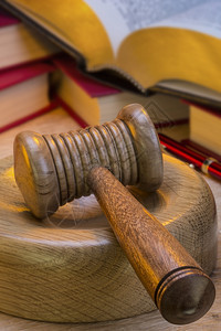 罪行木槌一把手架是个小型礼仪座拍卖商法官或会议主席用它撞到表面以引起注意或命令c力量图片