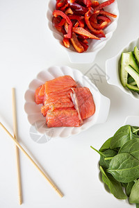 生的三文鱼刀准备烹饪寿司海鲜蔬菜米饭紫木条地毯的所有原料美味健康的食物准备烹饪寿司海鲜地毯的所有原料图片