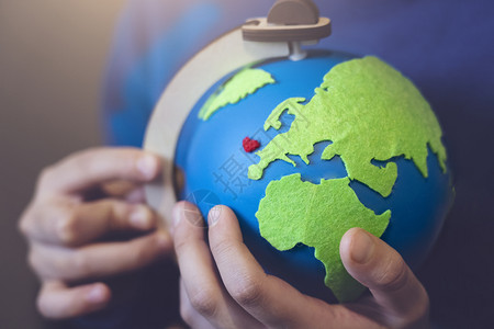 4月2日地球GreenWorldEnvironmentday概念上红心抱着球的手生物学地理图片