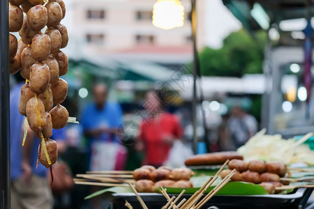正面狗食谱在泰国黄昏的街头食品市场躺在香蕉叶上关注肠吊起来的问题注unorg图片