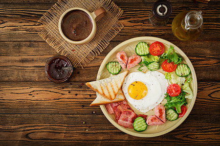 油炸绿色沙拉华伦人节早餐以心脏烤面包香肠培根和新鲜蔬菜为形状的炒蛋英语早餐加一杯咖啡图片
